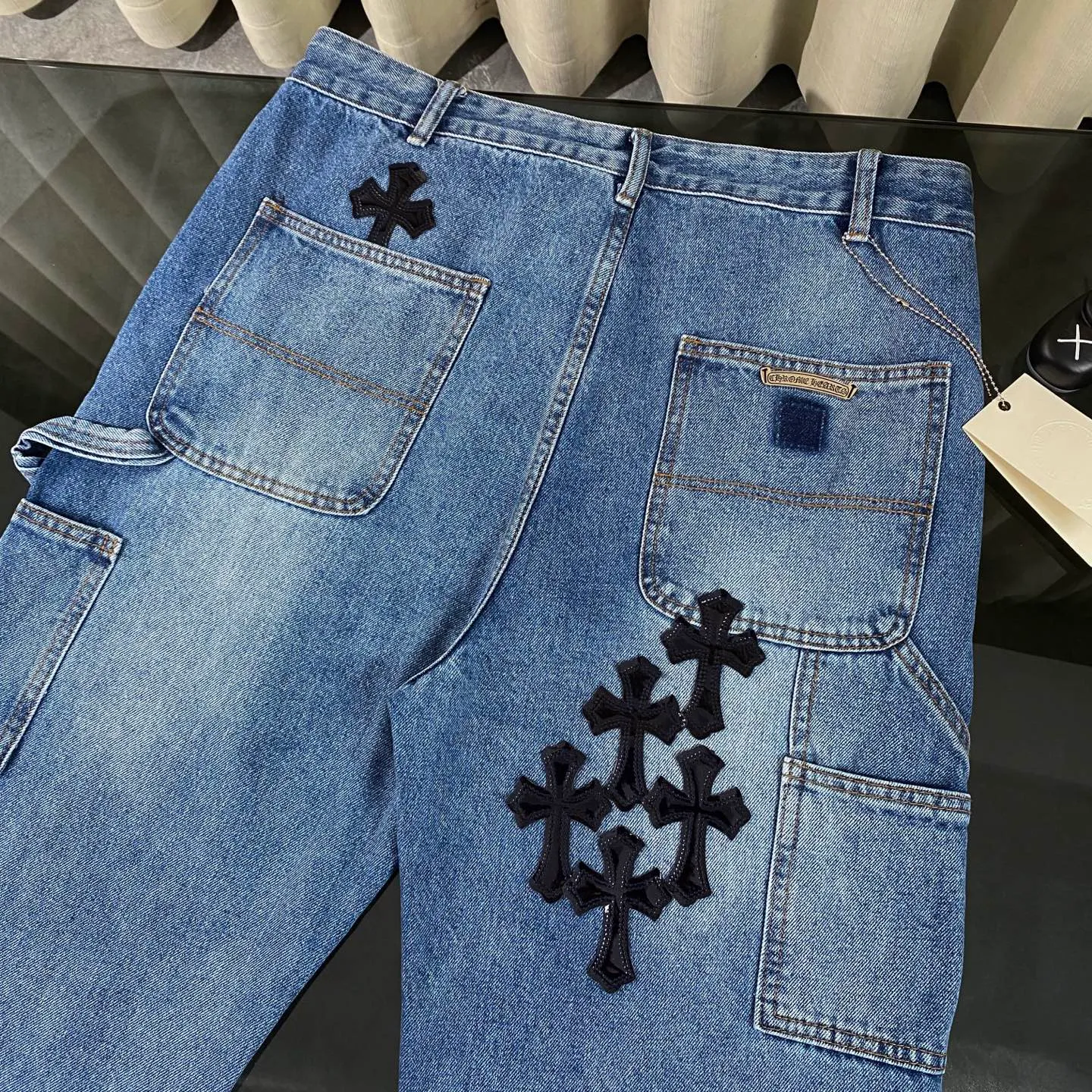 P270 CH Chromehearts limited edition work jeans denim logging pants, cabinet price 34W level, patchwork cross pattern embellishment, washed jeans! ! An absolutely high-end luxury product, a 1.9W-level god-level single product, a super popular product, made by top heavy industry, a magic weapon that cannot be missed! [About Zangyin] This is an extremely luxurious fashion brand that can also be called the aristocracy of the high street. It has always been an exclusive brand for some hipsters or rich second generations. Compared with ordinary high streets, it is more luxurious and noble. Compared with luxury brands, it is more fashionable and individual. It has always been a brand that I have a special liking for. [Top heavy industry fashion design] Consistently high-street luxury style. Speaking of this style, the Zangyin family and GU family are definitely the leading representative brands. Especially the Zangyin family has really achieved a state-of-the-art effect in creating high-street style. The unique washed material is used to create this style. The color system is already quite eye-catching. After it is decorated with patchwork cross flowers, it cleverly highlights the charm of the brand. Secondly, this style uses classic The high-waist cutting design highlights the long legs and fashionable temperament of the upper body. The brand is highly recognizable and the slim fit configuration is more suitable for daily wear. It is a product that interprets personality, fashion, and specifications at a glance. This single product is enough to make any fan excited. It can be a white T-shirt for a youthful college style, or a tight suspender for a royal style. It has strong matching ability and can be easily controlled by men.  [Materials and craftsmanship] Needless to say, this point goes without saying. As an excellent craftsman brand, Zangyin’s requirements for details and craftsmanship are really perfect. The washed color of this model has gone through so many processes, not to mention the embellishment of denim appliques. It is also purely hand-made and sewn. Just like what they believe in, only hand-made things have soul and have the meaning of wear. A top-notch heavy-duty fashionable denim item, I look forward to your perfect interpretation! !  Color: blue Size: 28-34